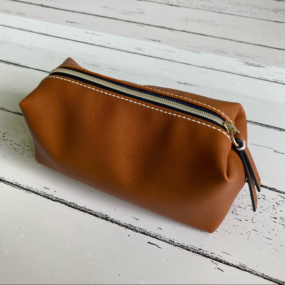 Estée Lauder makeup bag